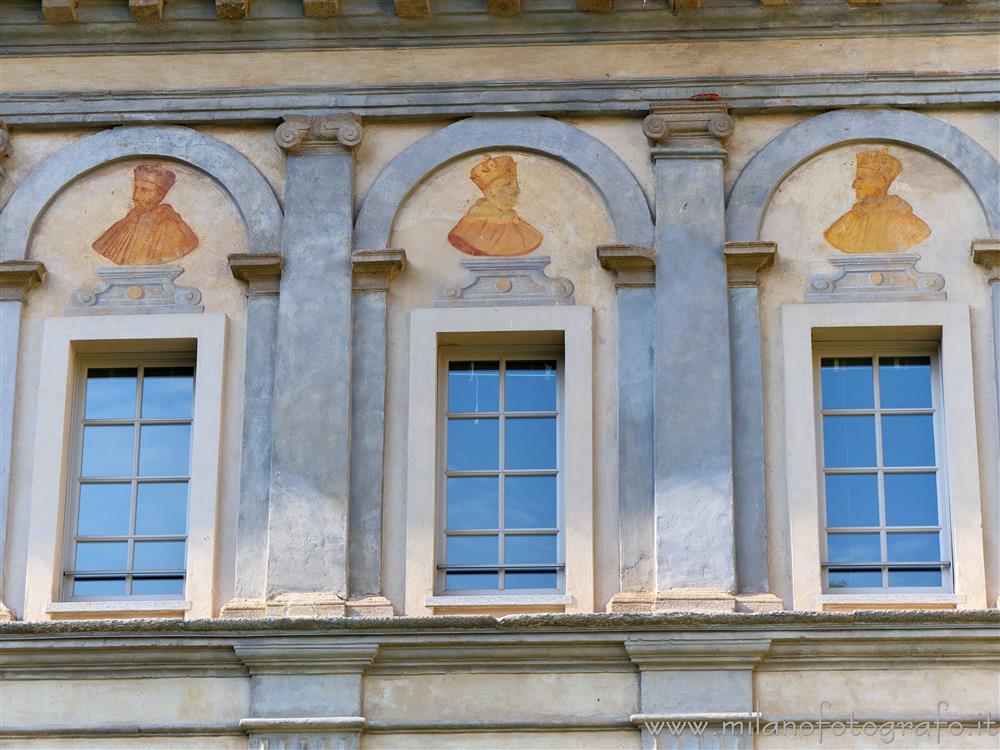 Milano - Chiostri di San Simpliciano - Finestre del Chiostro delle Due Colonne